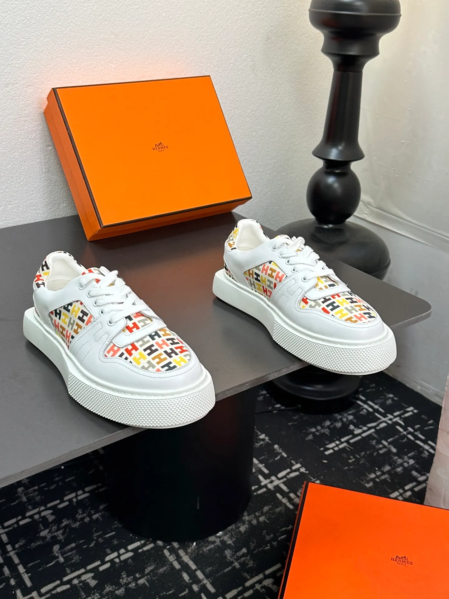 p700💰Men's shoes ❤️❤️Hermes top version# Hermès deep series couple's small white shoes casual skateboard shoes Stylish graphic design to create retro style Upper: cowhide material Lining: sheepskin lining Outsole: TPU outsole Size: 38-45